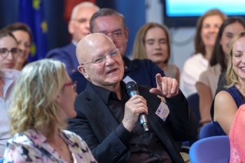 Walther von Plettenberg se despide de la Cámara Alemana con un pep-talk en el que destaca la importancia de la capacidad de escucha