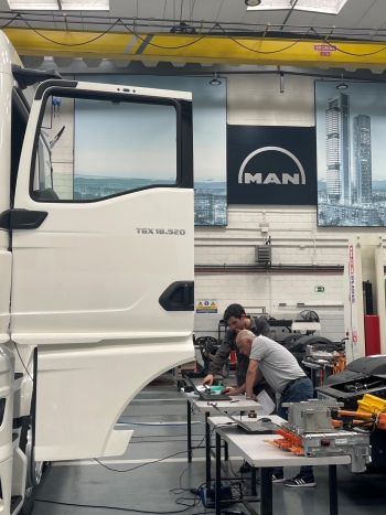 La Academia de Aprendices de MAN Truck & Bus Iberia entrega los diplomas a una nueva promoción de especialistas en vehículo industrial con la certificación de la Cámara Alemana