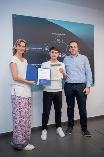 La Academia de Aprendices de MAN Truck & Bus Iberia entrega los diplomas a una nueva promoción de especialistas en vehículo industrial con la certificación de la Cámara Alemana