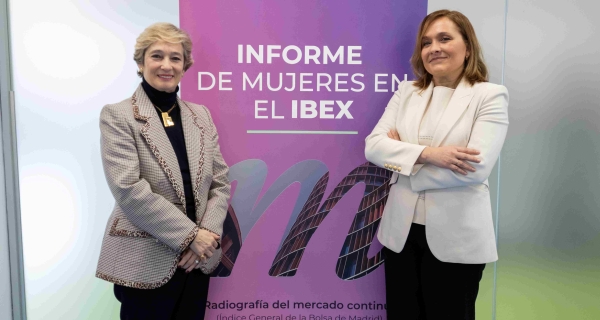 Nuria Chinchilla, titular de la Cátedra Carmina Roca y Rafael Pich-Aguilera de Mujer y Liderazgo en IESE, y Asunción Soriano, CEO de ATREVIA España.