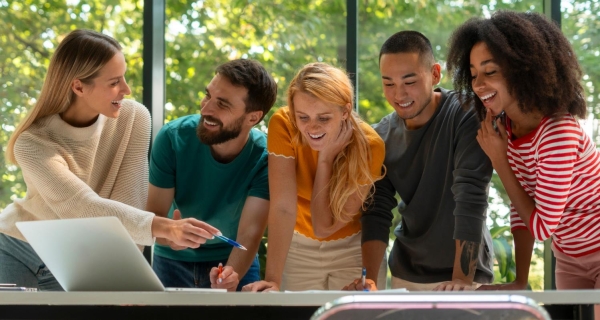 Estabilidad financiera y conciliación son las dos grandes prioridades de los jovenes españoles