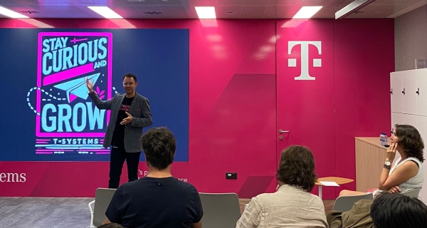 Osmar Polo recibe a los Young Professionals en forma de pep-talk en la sede de T-Systems de Barcelona 