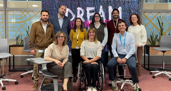 Bayer España recibe a la triatleta Eva del Moral en el día mundial de la diversidad funcional