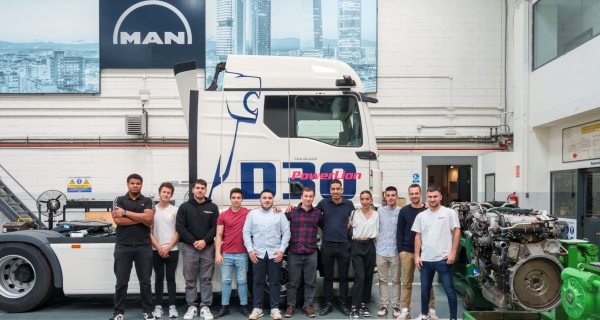 MAN Truck & Bus entrega sus diplomas a los alumnos de Mecatrónica de Vehículos Industriales con la Cámara Alemana como entidad certificadora
