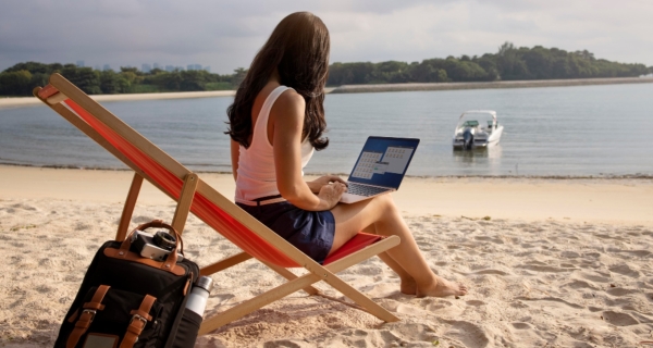 Crece la población que no logra desconectar en vacaciones: el 63% de los trabajadores sigue respondiendo llamadas, mensajes o correos