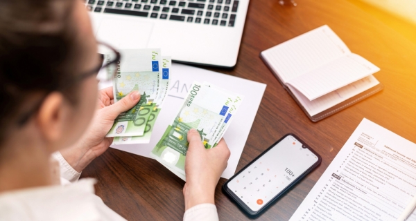 La precariedad laboral en España: casi la mitad de los jóvenes aceptaría cobrar su sueldo en B