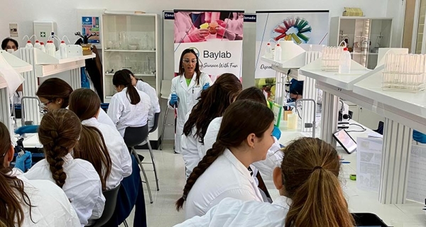 Cerca de 800 estudiantes almerienses participan en los talleres científicos de Bayer durante la Semana de la Ciencia 