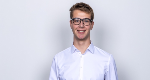 "Me decidí por la formación profesional dual alemana para poder combinar el aprendizaje teórico con la práctica"