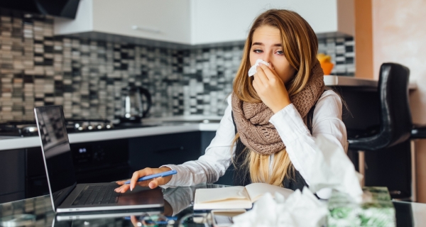 El absentismo laboral alcanza el 7,1% a cierre de 2025, rozando máximos históricos tras repuntar cuatro décimas