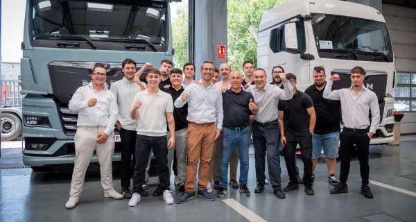 La Academia de Aprendices de MAN Truck & Bus Iberia entrega los diplomas a una nueva promoción de especialistas en vehículo industrial con la certificación de la Cámara Alemana