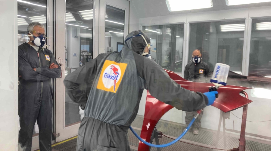 Estudiantes formándose en el Refinish Competence Center de Glasurit