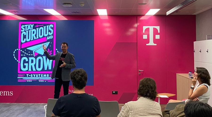 Osmar Polo recibe a los Young Professionals en forma de pep-talk en la sede de T-Systems de Barcelona 