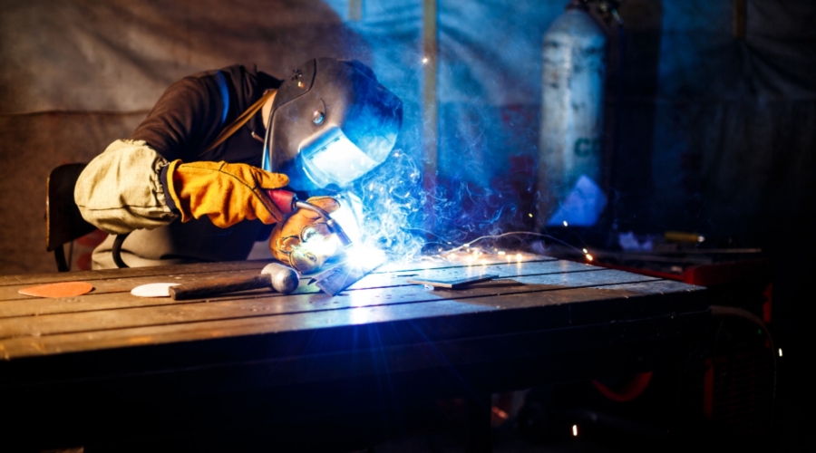 Faltan soldadores, electromecánicos y montadores: los oficios con más vacantes sin cubrir