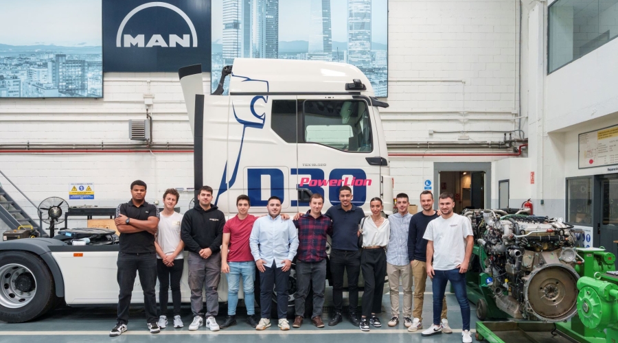MAN Truck & Bus entrega sus diplomas a los alumnos de Mecatrónica de Vehículos Industriales con la Cámara Alemana como entidad certificadora