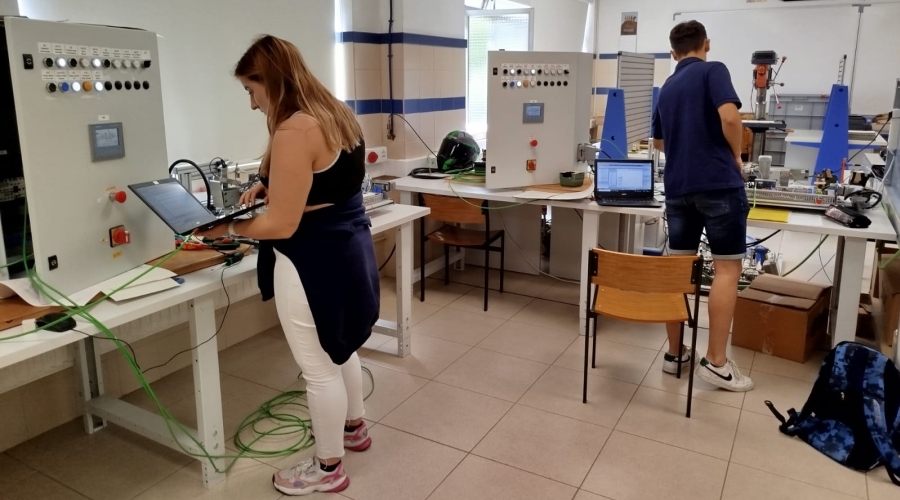 Los alumnos de Mercedes-Benz Vitoria realizan sus exámenes finales