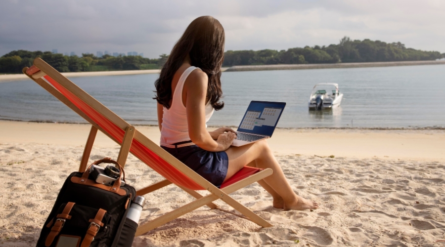 Crece la población que no logra desconectar en vacaciones: el 63% de los trabajadores sigue respondiendo llamadas, mensajes o correos