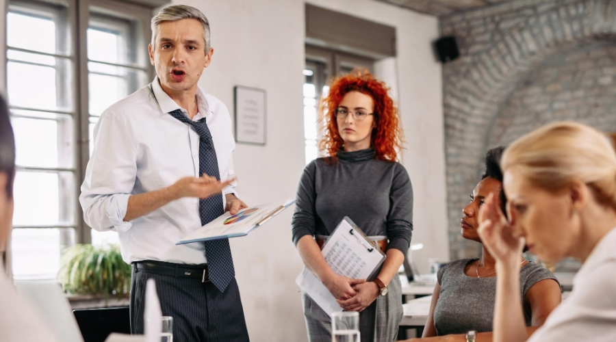 Teletrabajo: el modelo híbrido cobra fuerza, pero aumenta la ‘tensión’ entre trabajadores y empresas