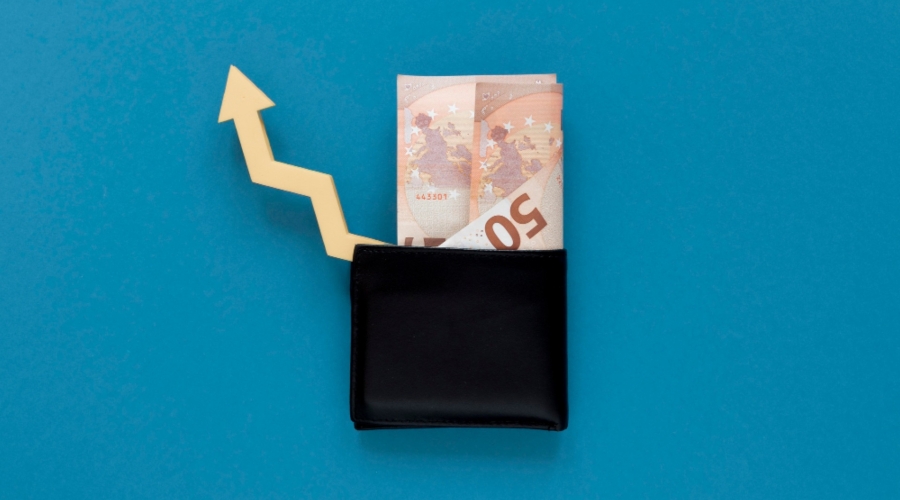 Los idiomas disparan los salarios en los sectores de logística y legal, y la formación superior es la variable más habitual para aumentar el salario