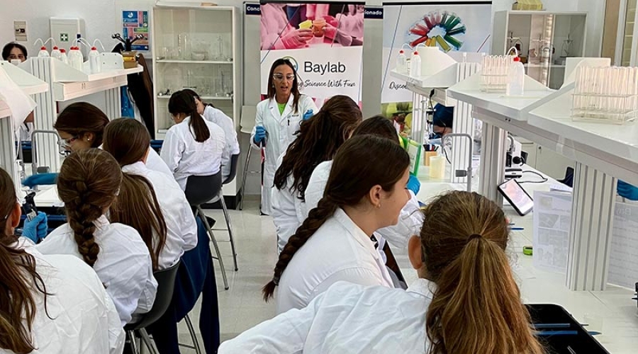 Cerca de 800 estudiantes almerienses participan en los talleres científicos de Bayer durante la Semana de la Ciencia 