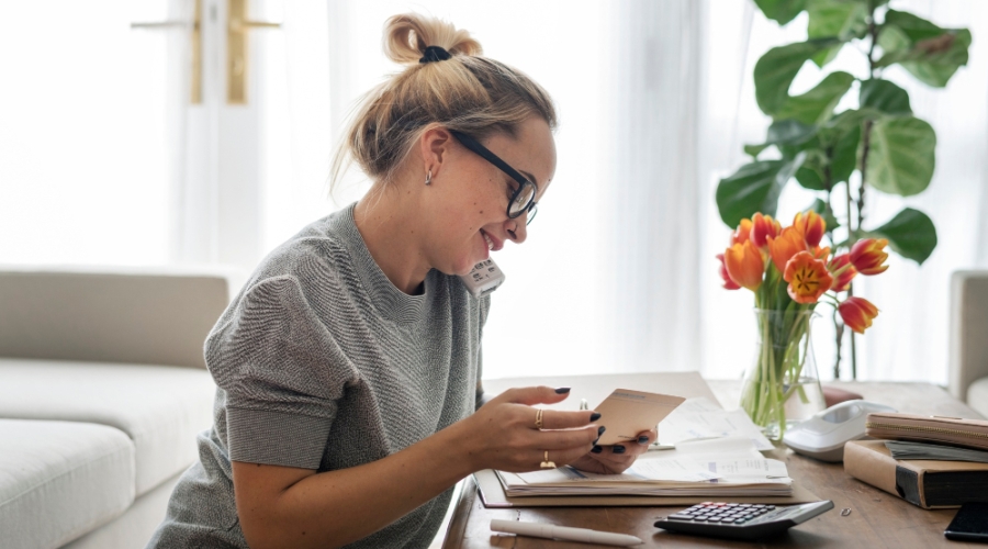 La brecha de género en educación financiera empieza por cómo hombres y mujeres deciden formarse