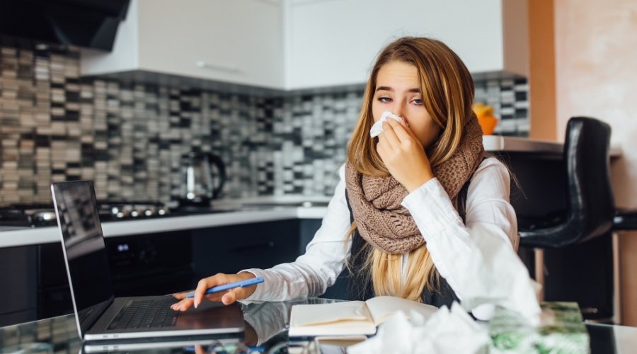 El absentismo laboral alcanza el 7,1% a cierre de 2025, rozando máximos históricos tras repuntar cuatro décimas