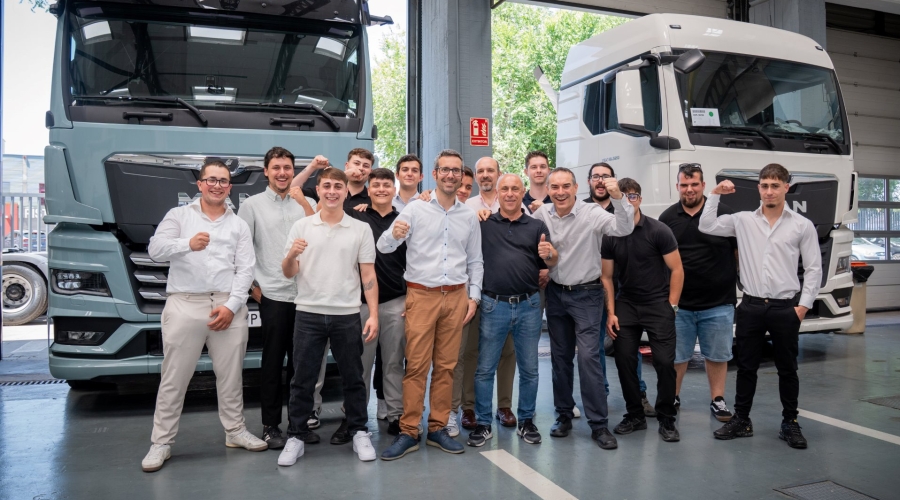 La Academia de Aprendices de MAN Truck & Bus Iberia entrega los diplomas a una nueva promoción de especialistas en vehículo industrial con la certificación de la Cámara Alemana