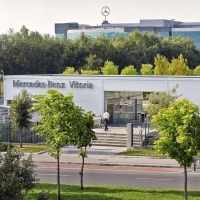 Adecco busca má de 100 personas para trabajar en la fábrica de Mercedes-Benz Vitoria