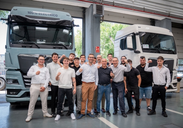 La Academia de Aprendices de MAN Truck & Bus Iberia entrega los diplomas a una nueva promoción de especialistas en vehículo industrial con la certificación de la Cámara Alemana